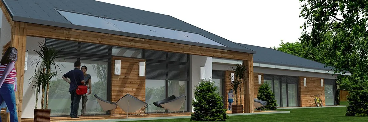 Nowoczesny parterowy dom jednorodzinny z ciemnym dachem krytym dachówką, na którym zamontowana jest duża, płaska, zintegrowana z dachem przeszklona instalacja solarna, ściany wyłożone drewnem, zewnętrzne rolety, zadaszony taras z krzesłami oraz trawnik z przystrzyżonymi krzewami